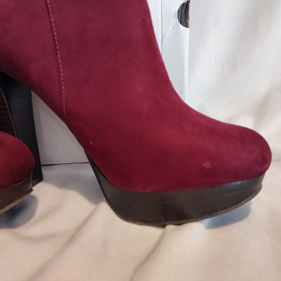 Gorgeous EUC Aldo Women's Suede Burgundy Ankle Boots With Box - Picture 3 of 4